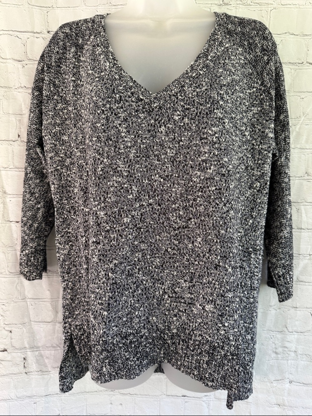 Lilla P V-Neck Marled Knit Women's Sweater - navy and white L